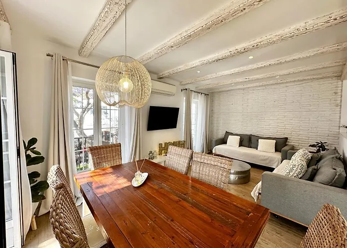 Old Town Modern Flat, 4 Minutes From Beach - Eaw Homes